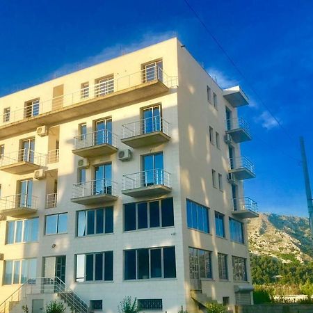 Deor Hotel Shëngjin Exteriör bild