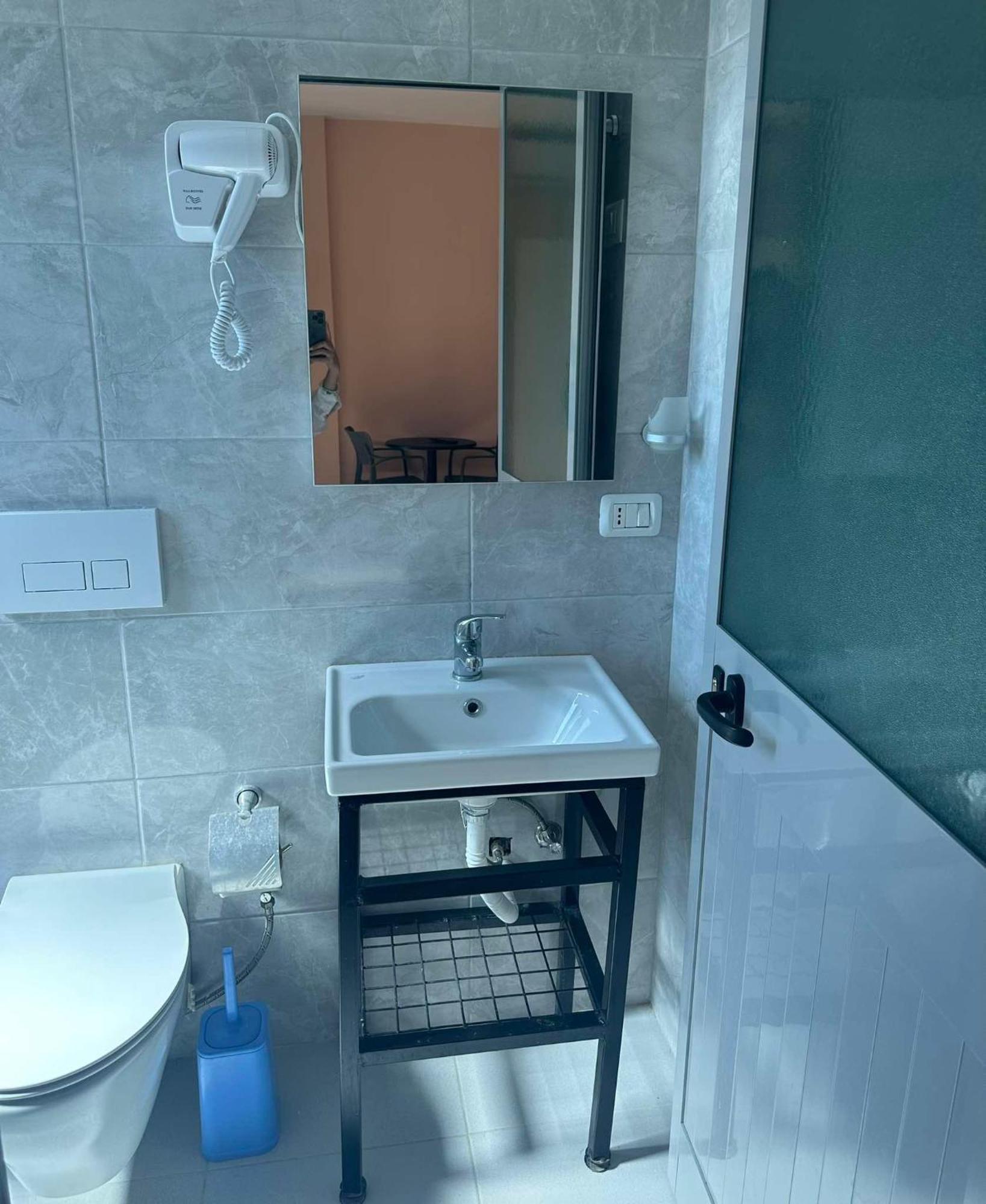 Deor Hotel Shëngjin Exteriör bild