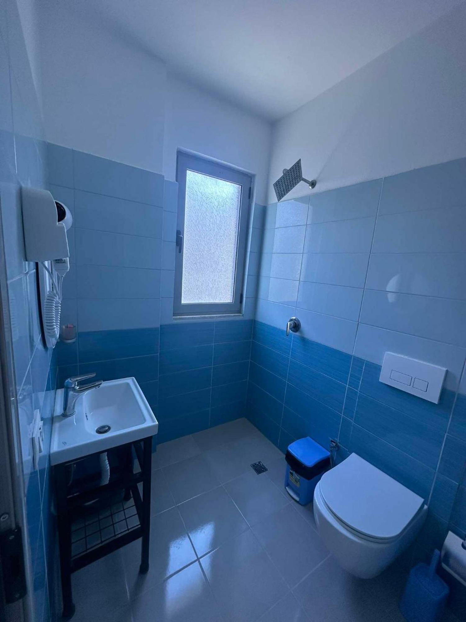 Deor Hotel Shëngjin Exteriör bild