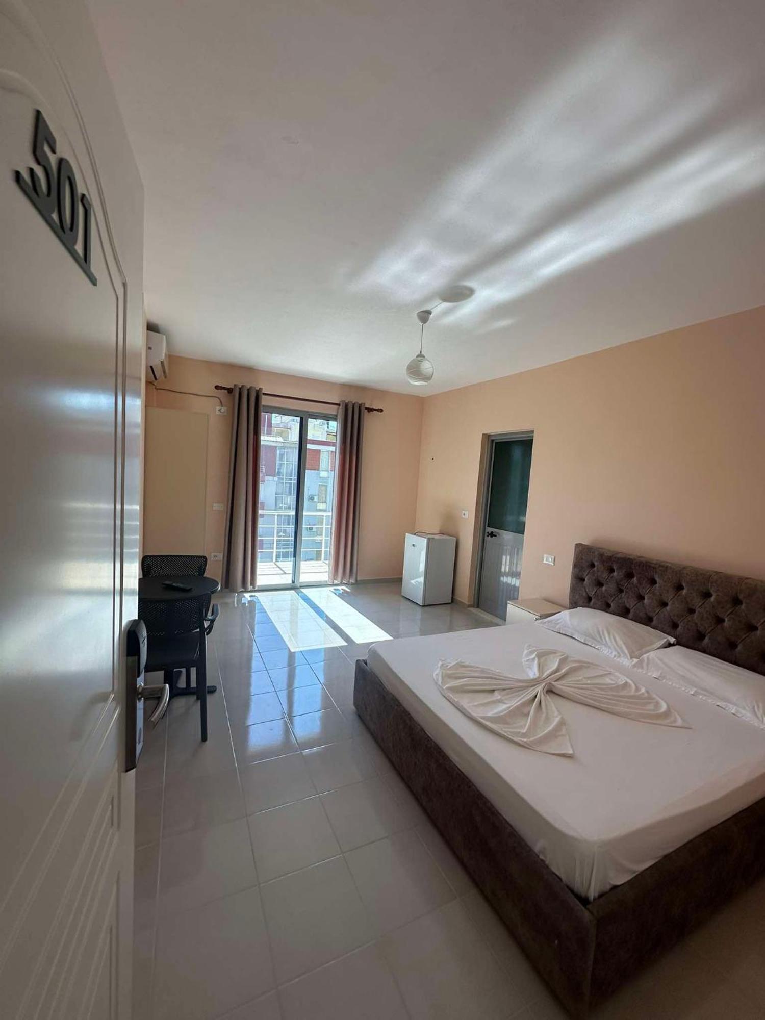 Deor Hotel Shëngjin Exteriör bild
