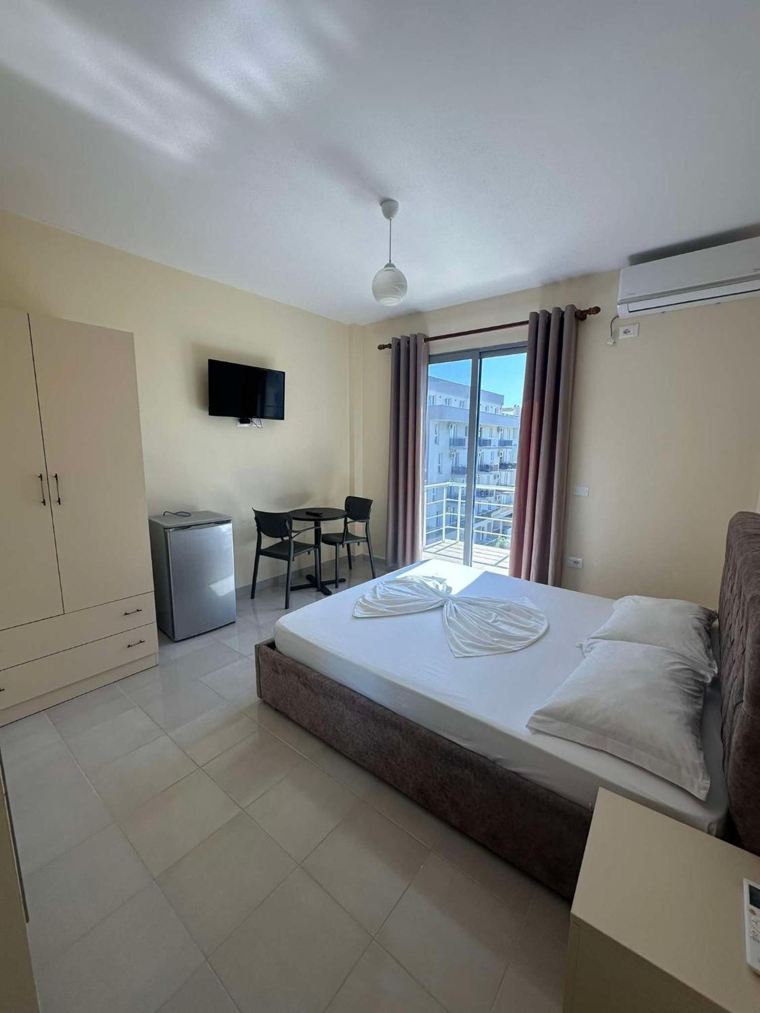 Deor Hotel Shëngjin Exteriör bild