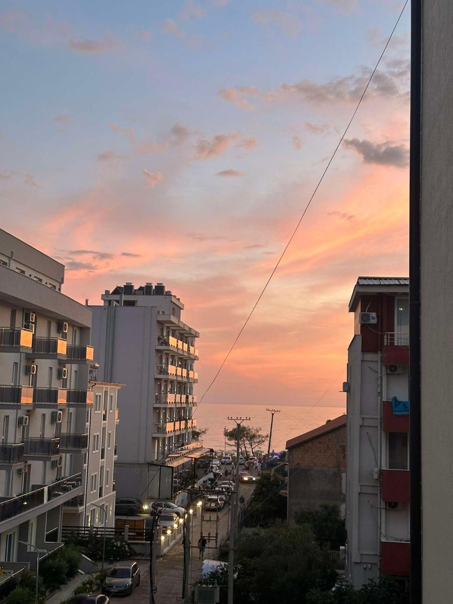Deor Hotel Shëngjin Exteriör bild