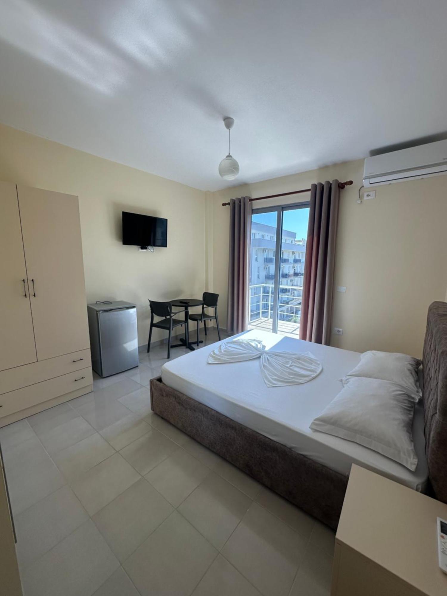 Deor Hotel Shëngjin Exteriör bild